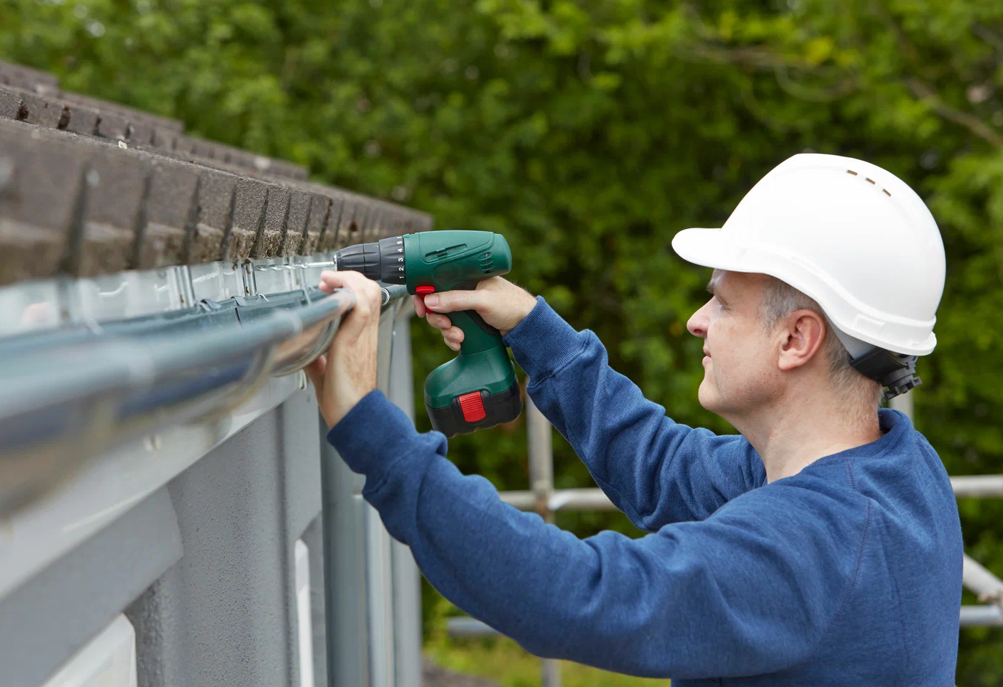 Монтаж водостоков и воздуховодов Монтаж водостоков